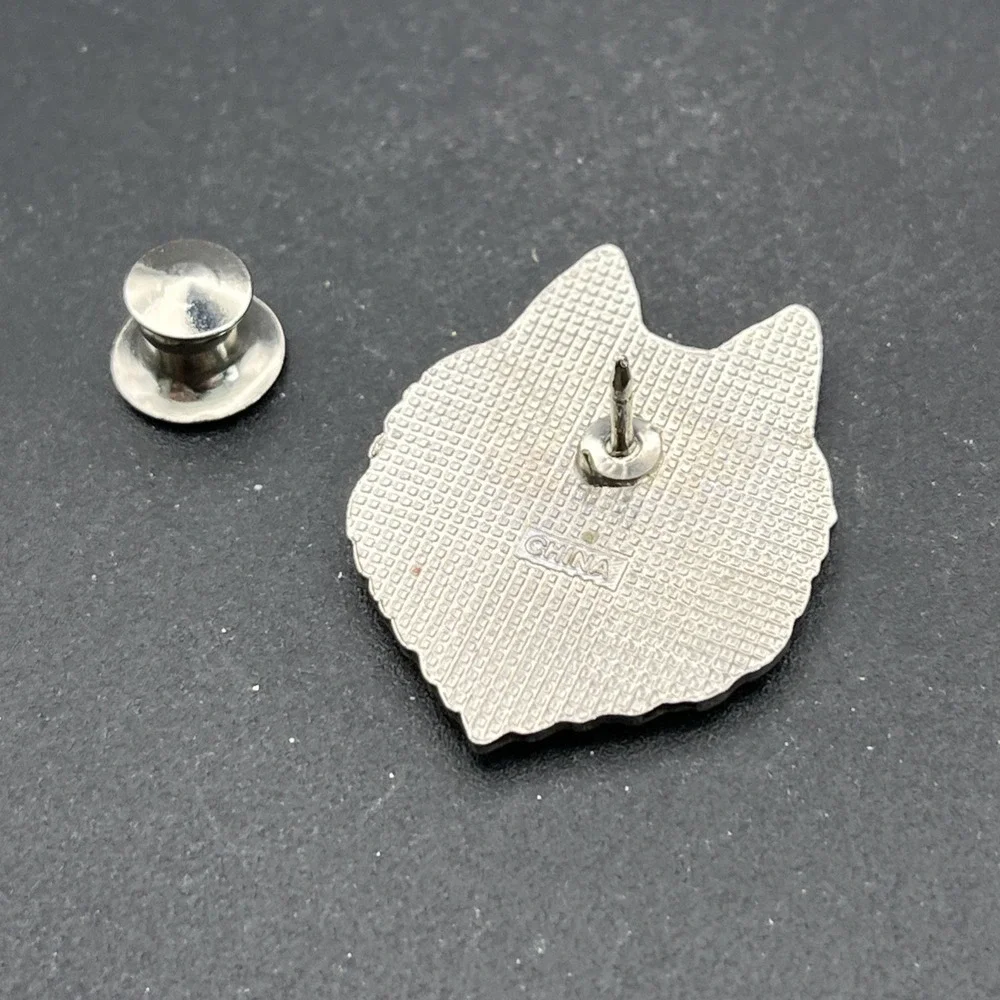 Timber Wolf Animal Lapel Hat‎ Pin
